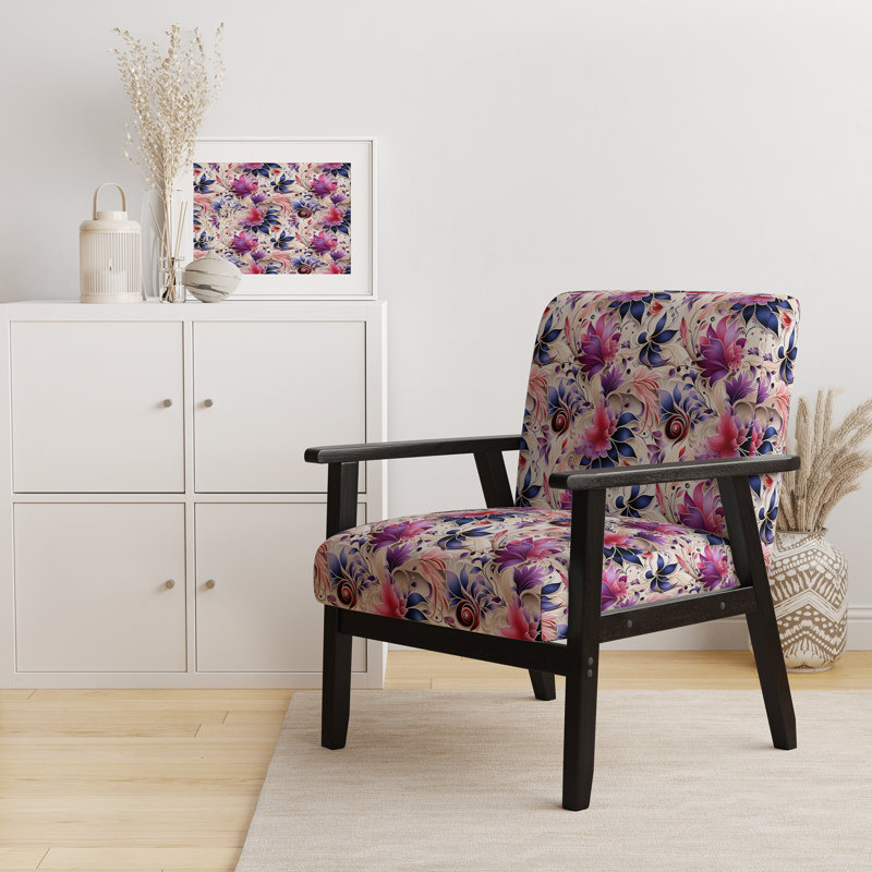 Fauteuil rose et mauve à motif cachemire roses et accents éclectiques