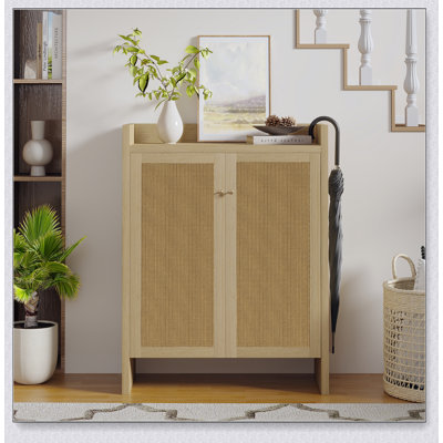 Meuble à chaussures en rotin de 108 cm de haut avec 6 tablettes ajustables, idéal pour les entrées et les couloirs.