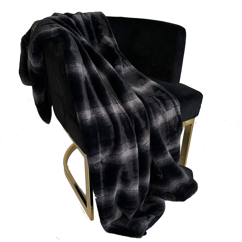 Couverture en fausse fourrure Furever, L 102 po x L 116 po, Noir / gris