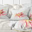 Coussin décoratif à imprimé floral rose et lis jaune