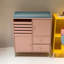 Meuble d'appoint moderne en bois massif rose, bleu et vert et acier inoxydable