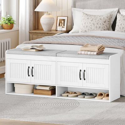 Banc de rangement pour chaussures de 55,1 po, banc de rangement pour hall d'entrée à 3 niveaux avec coussin rembourré et 4 portes et tablettes réglables, 18 à 21 paires de bancs de bout de lit, bancs de rangement pour chaussures modernes pour la chambre à coucher, blanc