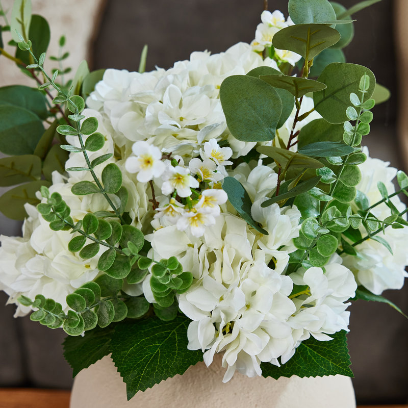 Arrangement de fleurs artificielles Barnette de 25 po, bouquet d'hortensias blancs et d'eucalyptus dans un pot de fleurs en pierre texturée MgO, pièce maîtresse de fleur de soie réaliste pour le vestibule, l'îlot et la salle à manger