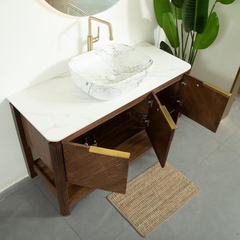 Meuble-lavabo autoportant moderne de 48 po avec lavabo vasque en marbre, plateau en pierre frittée Carrara et portes en bois cannelé, rangement à fermeture en douceur, noyer foncé