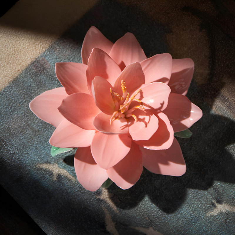 Sculpture en céramique artisanale bleue et blanche Epiphyllum - Accent intemporel pour la maison, Rose