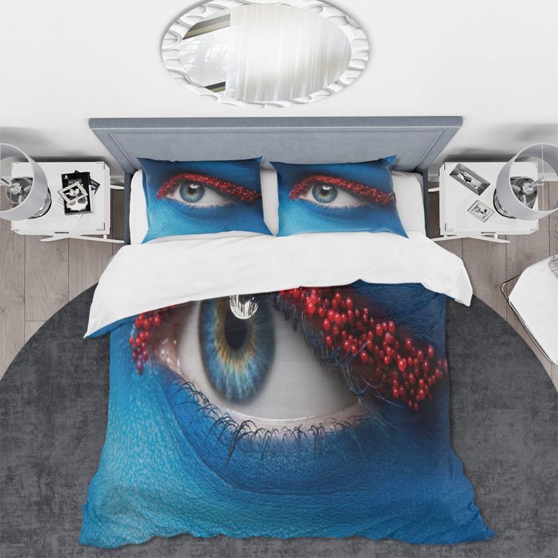 Œil féminin avec peinture bleue sur le visage et boules rouges - ensemble de housse de couette moderne - polyester en microfibre
