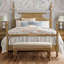 Lit luxueux avec structure et finition en bois de couleur naturelle