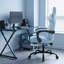 Fauteuil de jeu ergonomique bleu et blanc avec repose-pieds et support lombaire inclinable en cuir-128766191