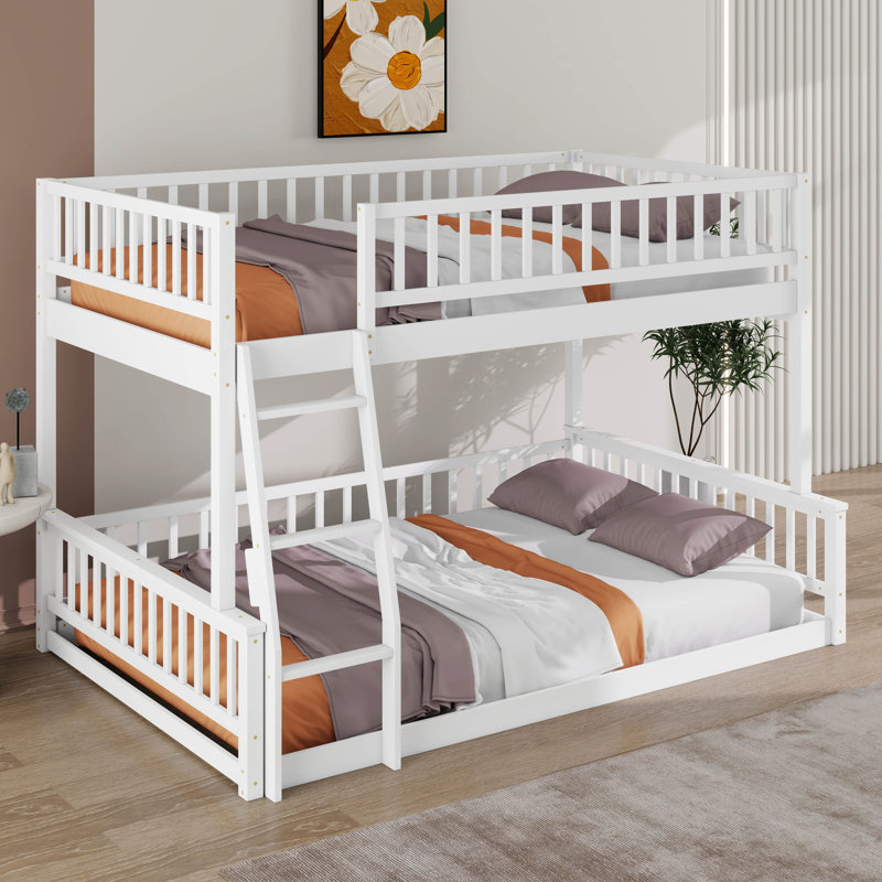 Lit double superposé au-dessus d'un très grand lit double avec échelle et garde-corps de sécurité, lit peu encombrant pour adultes et adolescents