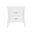 Table de chevet blanche avec deux tiroirs de taille et deux pieds effilés blancs fonctionnels