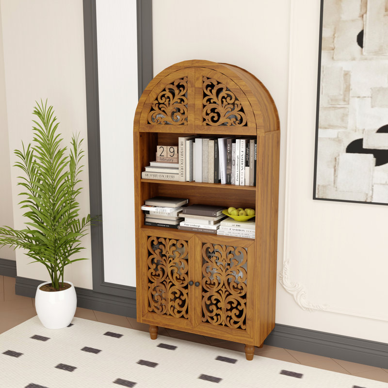 Armoire vintage en bois sculpté arqué avec tablettes ouvertes, H 67 po x l 11,8 po x P 31,5 po
