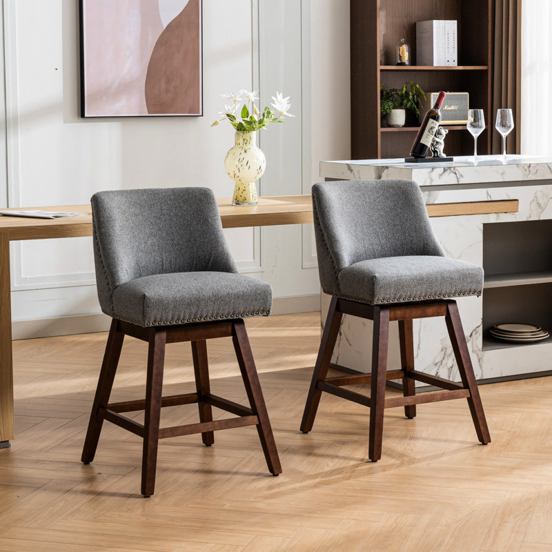 26 po de hauteur de siège pivotant de 2 tabourets de bar revêtus de tissu gris avec fonction à 360 °. Excellent rembourrage en mousse souple et ressort en acier. Support du dossier incurvé. Fabrication en bois d'hévéa. Pour