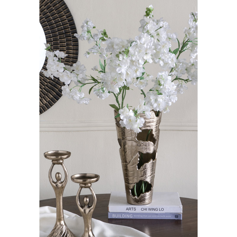 Vase en aluminium texturé D7x14 "avec découpe et finition dégradée dorée