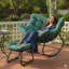 Fauteuil à bascule vert clair avec repose-pieds, fauteuil en osier résistant aux intempéries et coussins-133405640