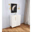 Buffet de cuisine contemporain avec poignées dorées, esthétique moderne, rangement fermé pour la verrerie, vaisselle à tablettes ouvertes, fabrication en bois massif, poignées d'armoire blanches peu encombrantes