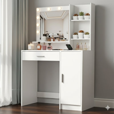 Bureau de coiffeuse avec miroir et lumière. Comprend un grand tiroir et une commode de rangement à trois niveaux, avec trois modes d'éclairage et une luminosité réglable. Une coiffeuse de chambre à coucher en blanc.