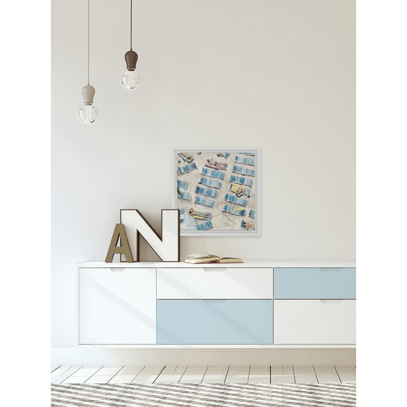 «Blue Beach Chairs», reproduction encadrée, H 24 po x l 24 po x P 1,5 po