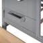 Lit simple en bois gris avec rangement et tablette, espace semi-fermé pour une utilisation fiable