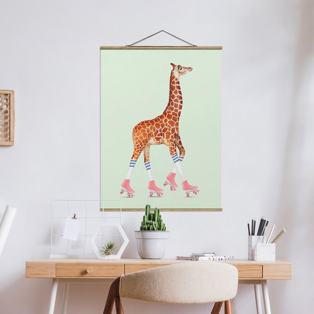 Stoffbild Mit Posterleisten - Jonas Loose - Giraffe Mit Rollschuhen - Quadrat 1:1