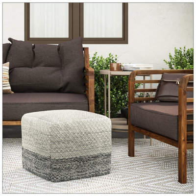 Pouf carré Macie en polyester PET gris et blanc de 18 po de largeur