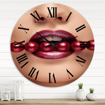 Femme avec des perles rouges dans la bouche dans une pose sensuelle - horloge murale moderne