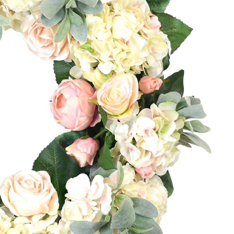 Couronne de printemps avec hortensias, pivoines et roses