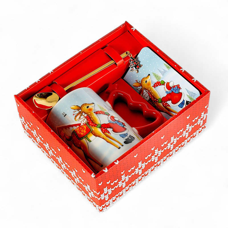 Petite tasse de petit renne avec sous-verre et cuillère dans une boîte-cadeau