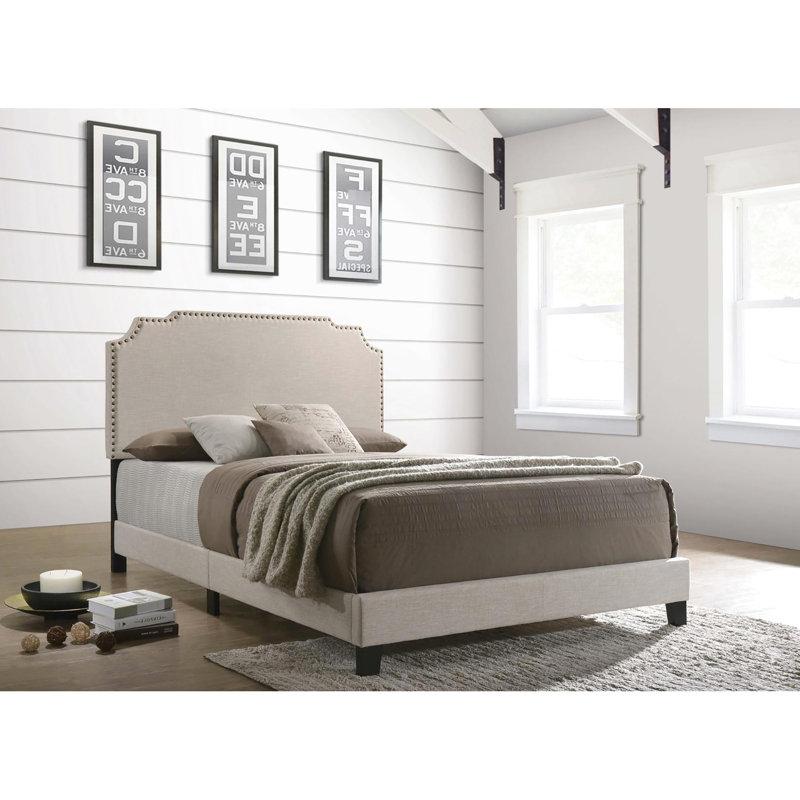 Confortable chambre à coucher à panneau double beige - Assure un bon lit avec une tête de lit Artful ajoute une touche de glamour