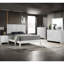Grand lit de 1 pièce au design contemporain, finition blanche, panneaux texturés, tête de lit géométrique, cadre en bois pour la chambre à coucher, sommier tapissier requis, façade à lambris, style, chambre à coucher