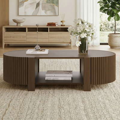 Table basse de 47 po en bois d'hévéa massif avec espace de rangement, conception cannelée
