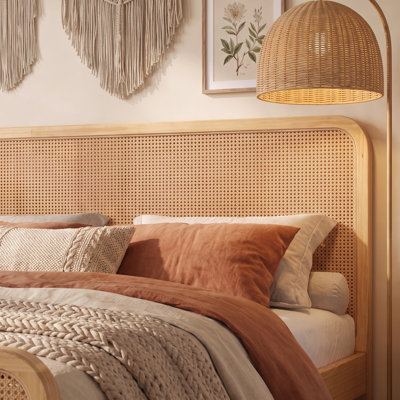 Lit plateforme Queen style Mid-Century, cadre de lit en bois avec tête et pied de lit en rotin tressé, fini bois naturel pour chambre à coucher