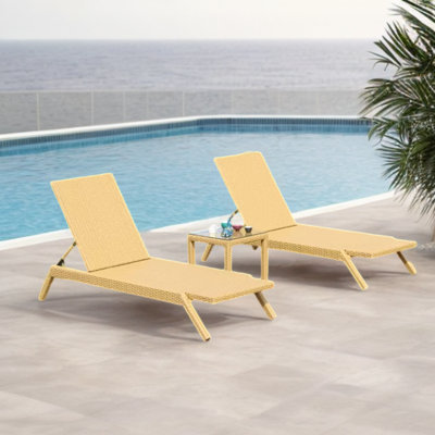 Chaises longues en rotin pour piscine extérieure