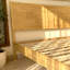 Structure de lit grand en bois massif avec tête de lit, lit plateforme scandinave d'une capacité de 800 lb, finition chêne naturel, antidérapant et silencieux, aucun sommier tapissier nécessaire-1633583111-1633583106