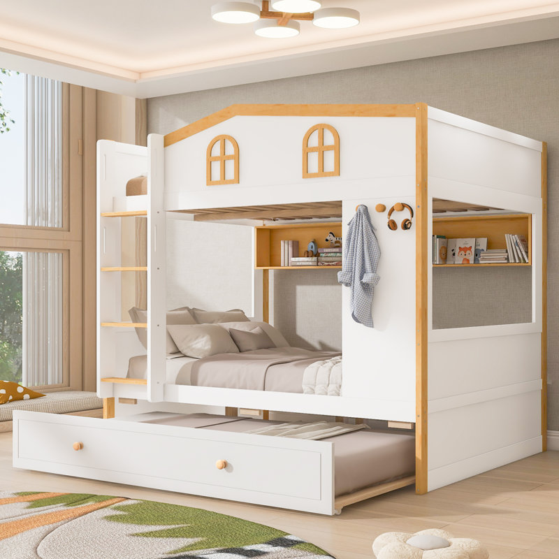 Lit superposé simple au-dessus de simple avec garde-corps, tablettes de rangement et lit gigogne, blanc et naturel