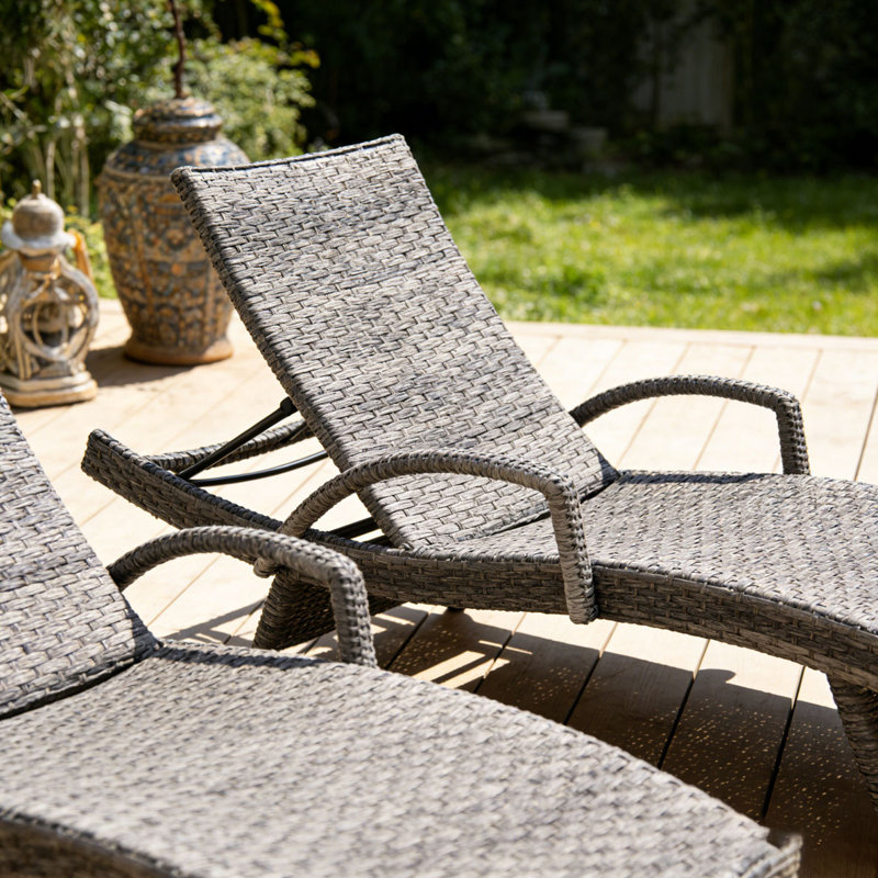 WICKER CHAISE LOUNGE