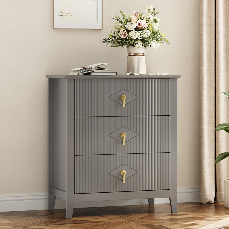 Commode 3 tiroirs pour chambre à coucher, commode en bois l 27,5 po avec poignées en métal, rangement cannelé, table de chevet étroite pour commode, gris