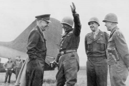 «Eisenhower as Supreme Allied Commander Meets with Patton Clark and Bradley», reproduction de photo