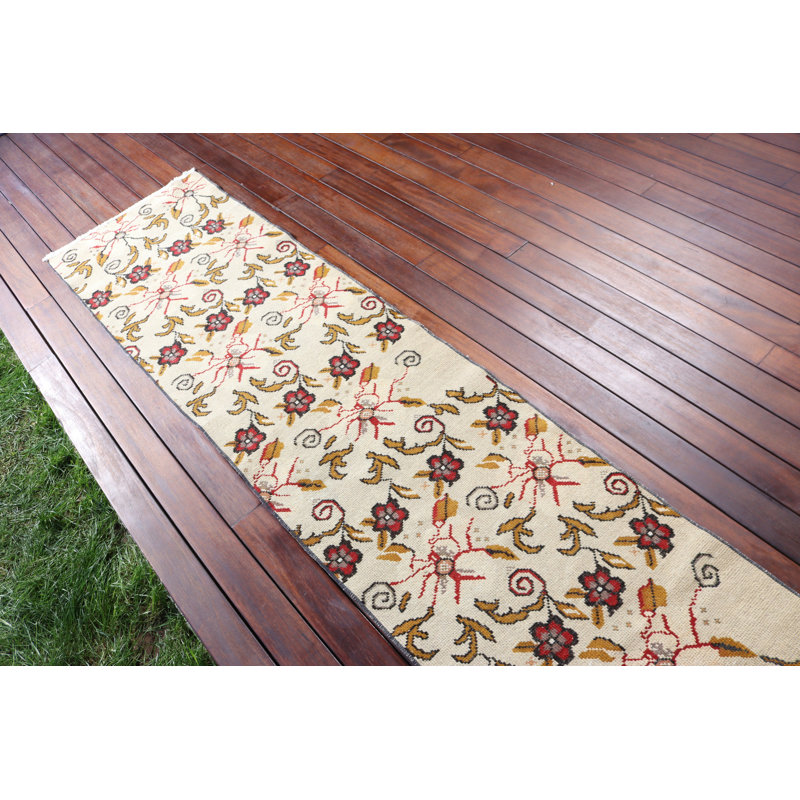 Tapis turc tissé à la main dans des tons beiges et bruns subtils pour un couloir ou un vestibule rehaussant le style traditionnel de la décoration intérieure