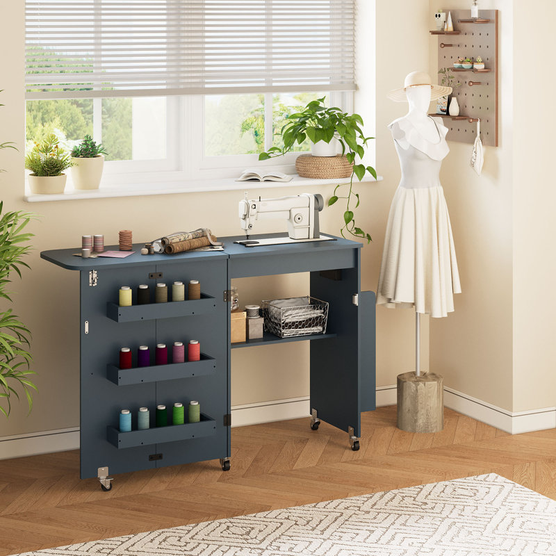 Table de couture pliable avec station de charge, 3 plateaux de rangement latéraux, 5 roulettes pivotantes, 2 prises CA et un port USB, bureau d'artisanat peu encombrant pour la salle de couture ou un appartement, blanc