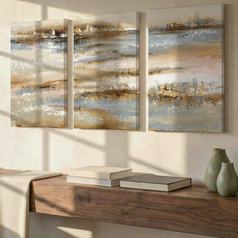 Ensemble exclusif de 3 toiles panoramiques texturées, grand format, représentant un paysage côtier abstrait ivoire, bleu et or. Décoration murale idéale pour le salon, la chambre à coucher et le bureau.