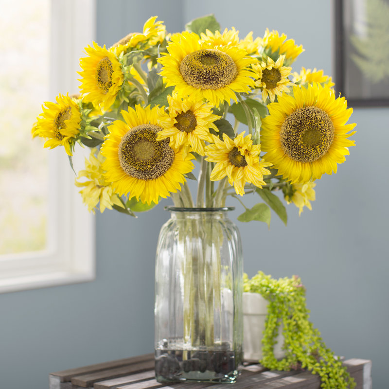 Arrangement floral à fleurs dans un vase décoratif