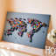 Toile, une carte du monde colorée et dynamique composée de différents drapeaux d'art mural national-840044501