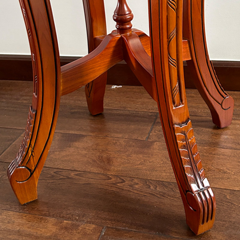 Table en bois massif avec sculptures complexes et pieds hauts
