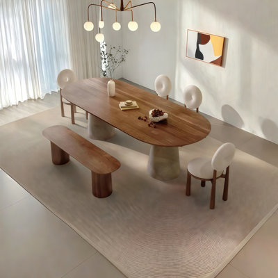 Table de salle à manger brune et ovale en bois massif