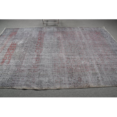 Grand tapis turc rétro surteint de couleur grise