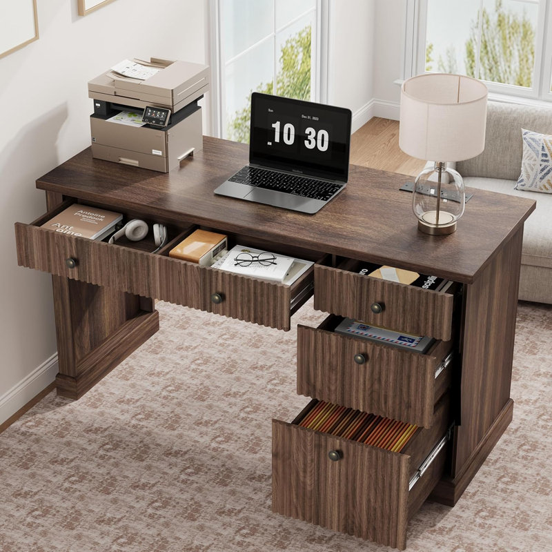 Bureau de direction 54 po avec tiroirs-classeurs et station de charge, bureau cannelé en bois pour le bureau personnel, Brun