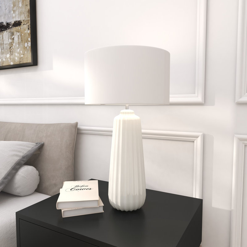 Lampe de table Cahoon, Base blanche / abat-jour blanc, H 24 po x l 13 po x P 13 po