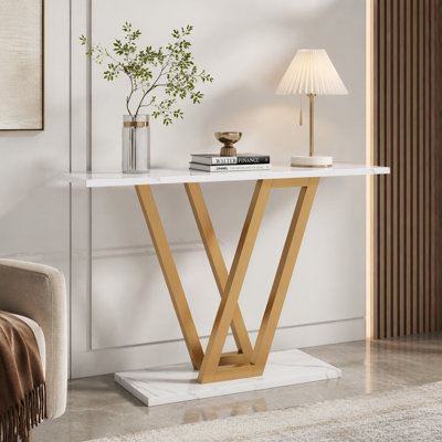 Console moderne 43 po avec plateau en faux marbre, table d'entrée étroite avec structure en métal à pieds en V, table de canapé mince pour le couloir, le salon ou le vestibule, blanc et or