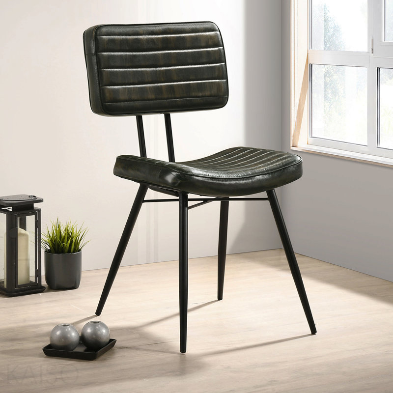 Deux chaises de salle à manger noires, recouvertes de cuir. Cuir fait à la main, pieds en métal, élégants pour une pièce. Coussins rembourrés.