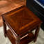 Table d'appoint / table de chevet classique classique avec plateau en placage à motif en X et tablette inférieure